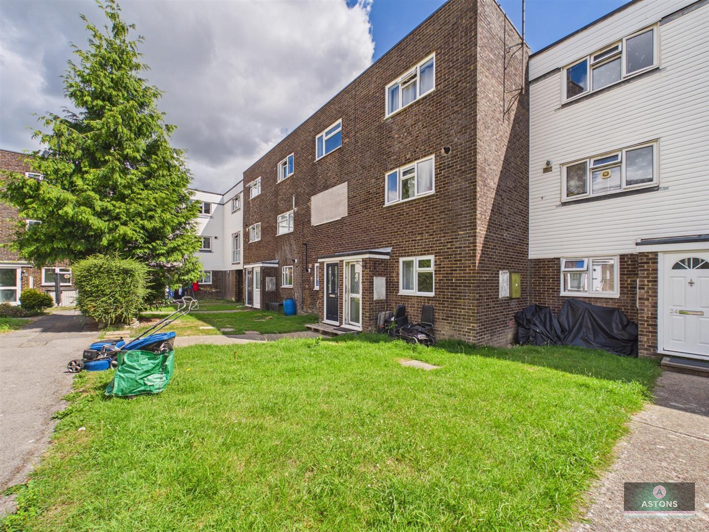 Javelin Court, Pound Hill Image 9
