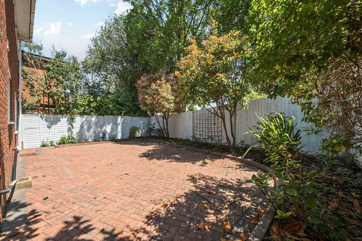 Cedar Close, Epsom, KT17 photo 6