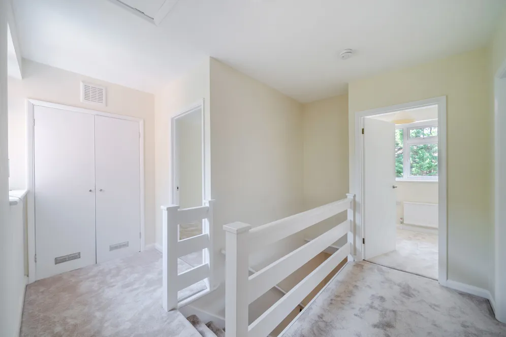 Cedar Close, Epsom, KT17 photo 9