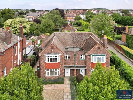 The Avenue, Newmarket, CB8