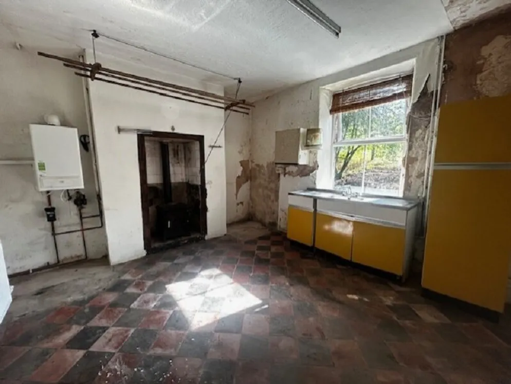 Property carousel item 6