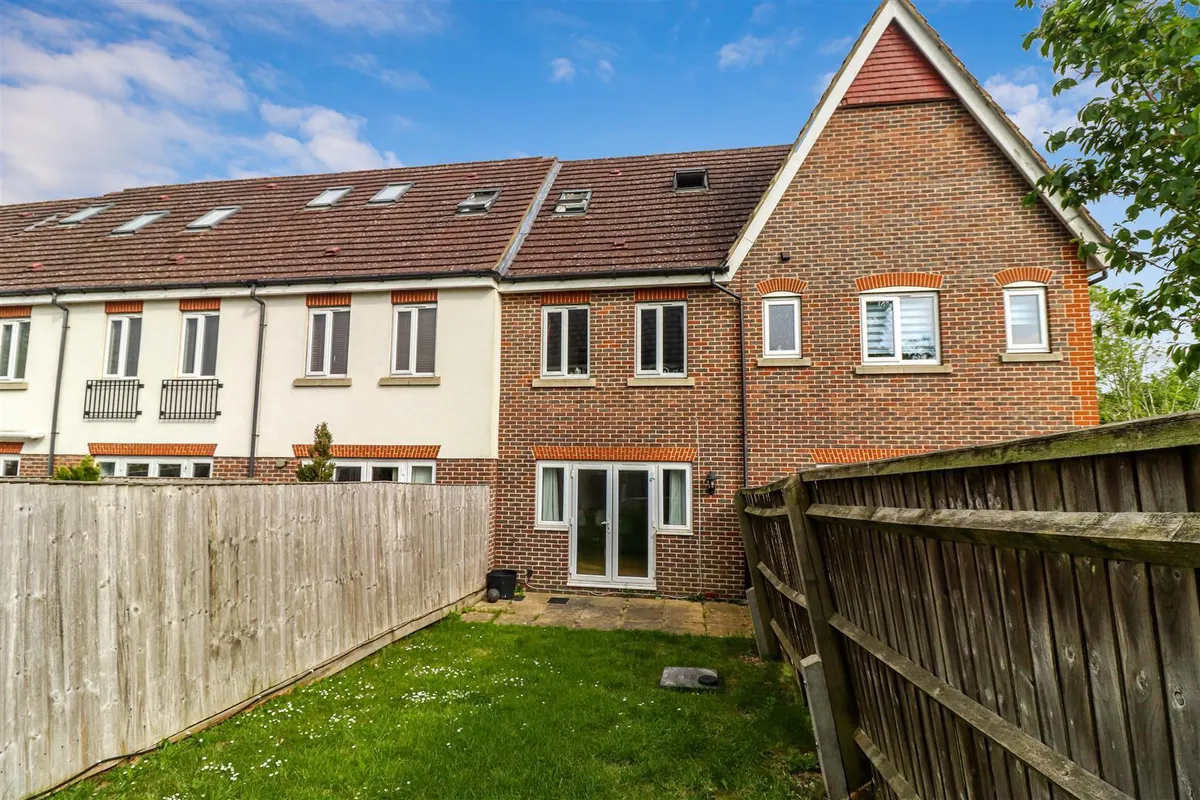 Lightcroft Cottages, Eastbrook Way, Hemel Hempstead, Hertfordshire, HP2 5US