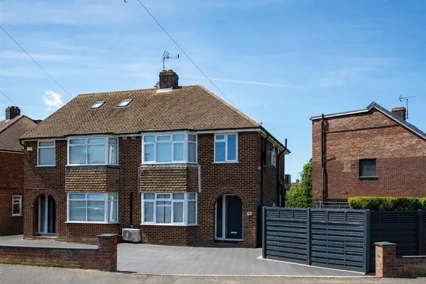 Sundown Avenue, Dunstable, Bedfordshire, LU5 4AJ