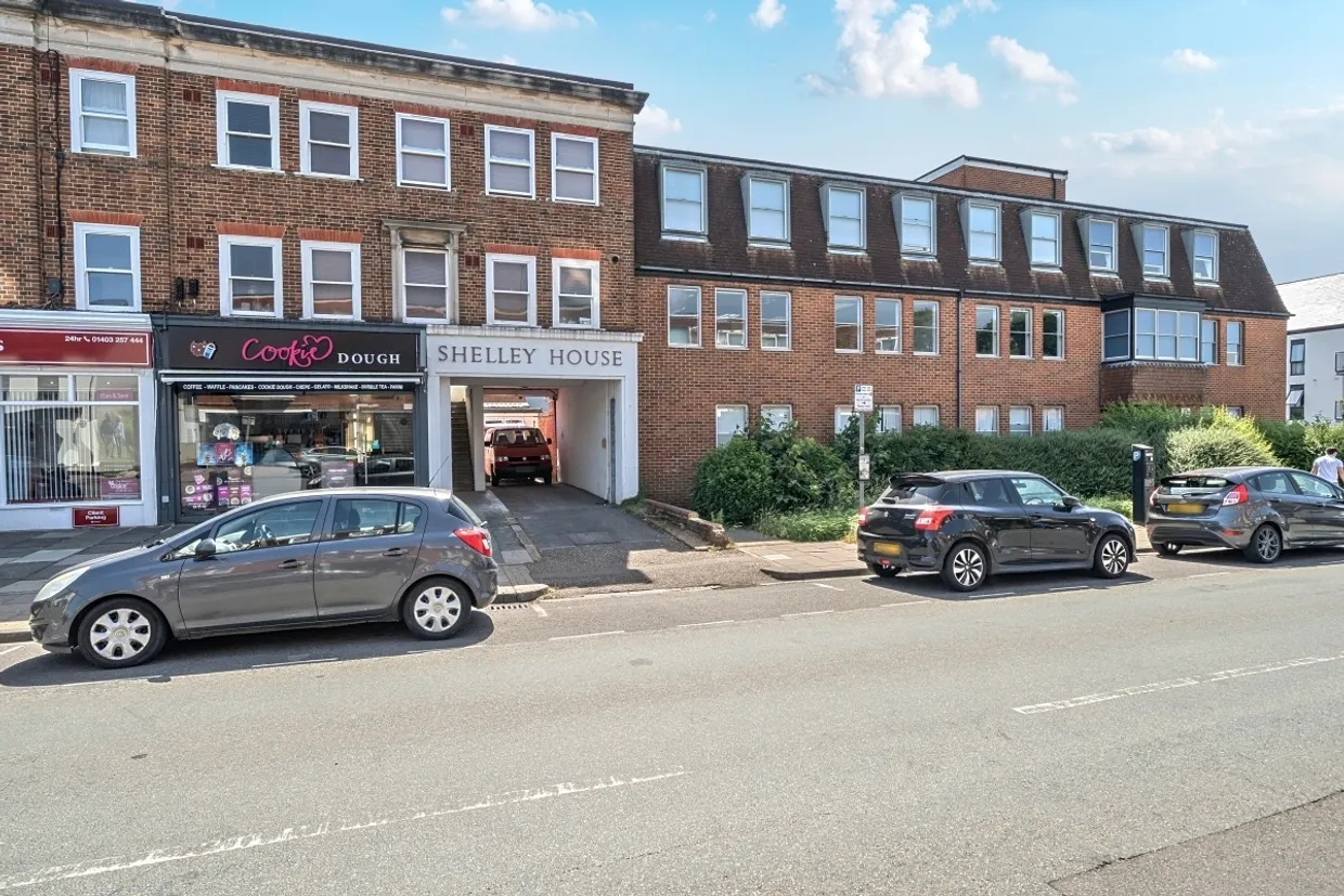 Bishopric Horsham RH12 photo 1