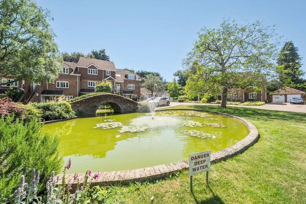Sir Josephs Walk, Harpenden, AL5 photo 2