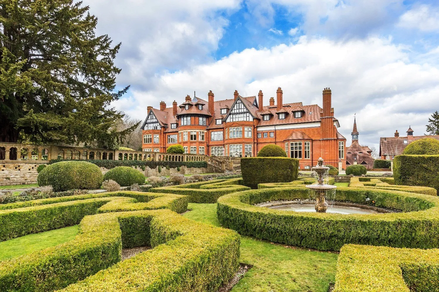 Hatchford Manor, Ockham Lane, KT11 photo 40