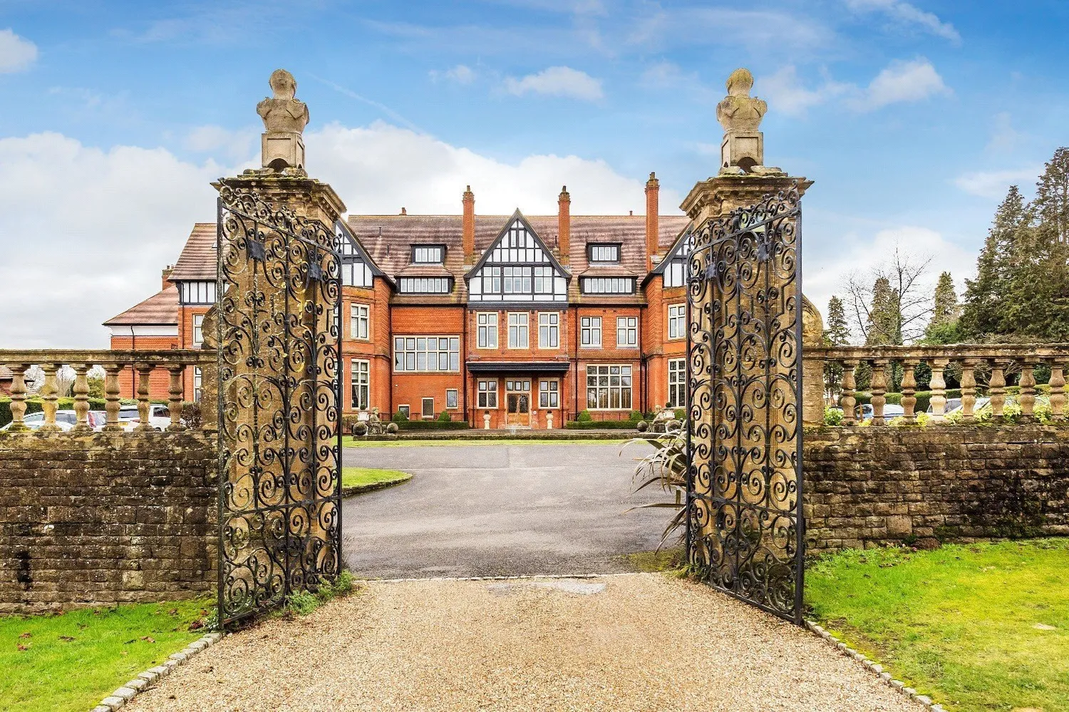Hatchford Manor, Ockham Lane, KT11 photo 27