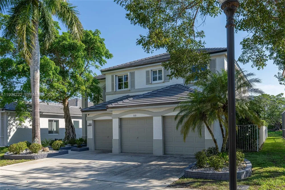 910 Sunflower Cir, Weston, FL 33327
