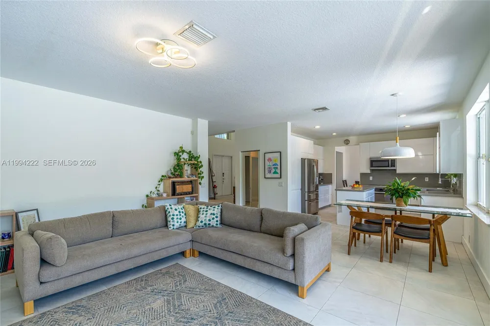 910 Sunflower Cir, Weston, FL 33327