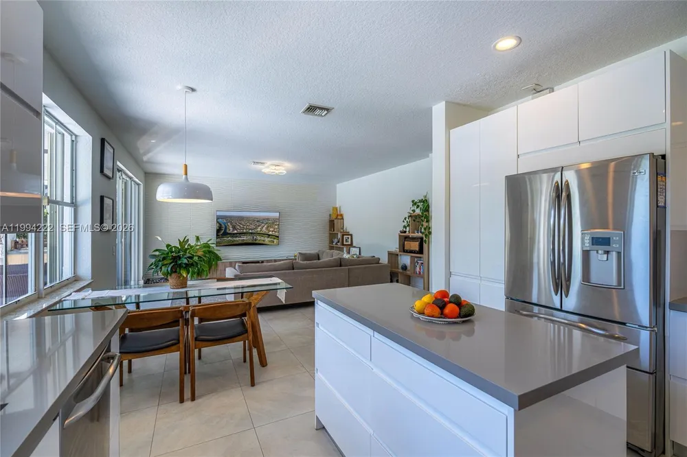 910 Sunflower Cir, Weston, FL 33327