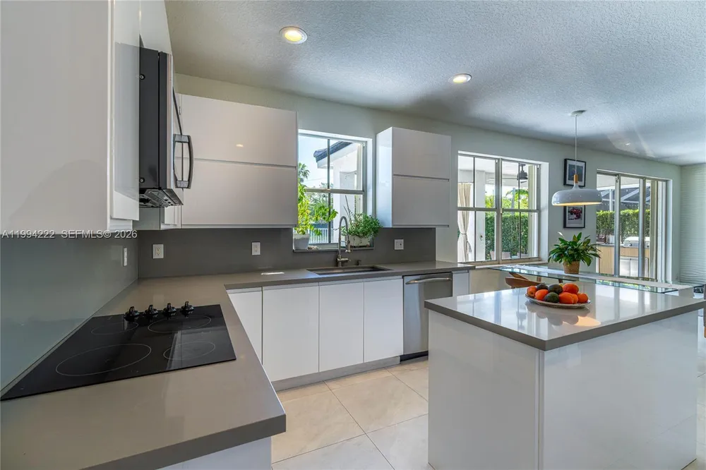 910 Sunflower Cir, Weston, FL 33327