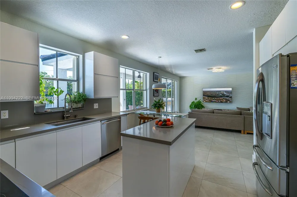 910 Sunflower Cir, Weston, FL 33327