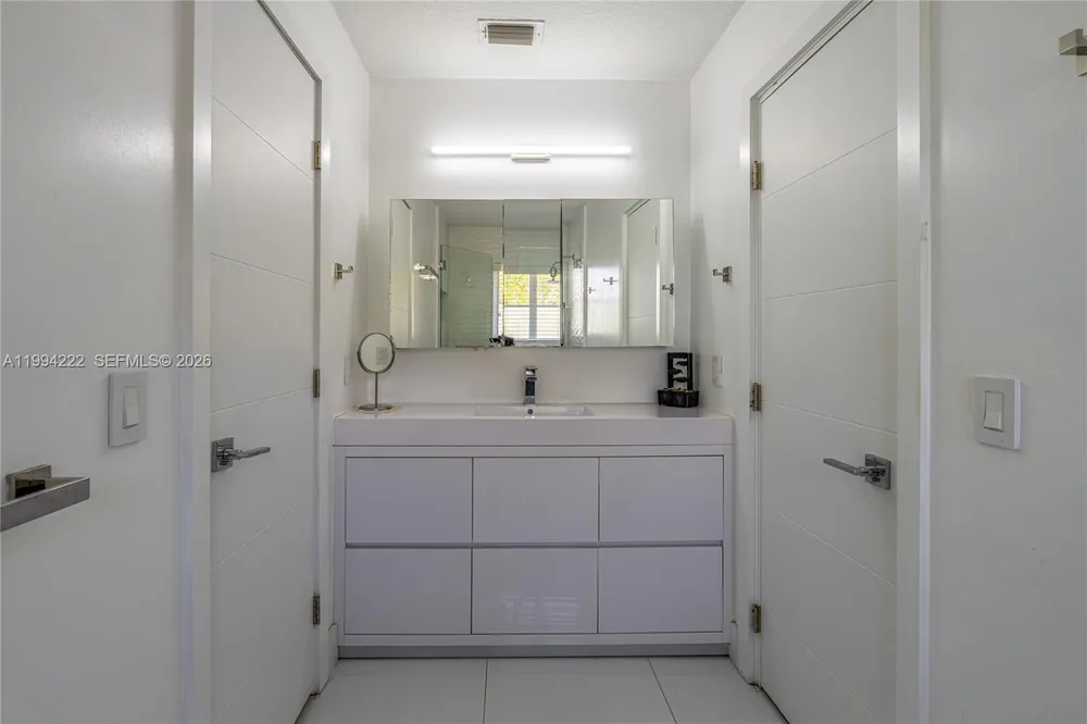 910 Sunflower Cir, Weston, FL 33327