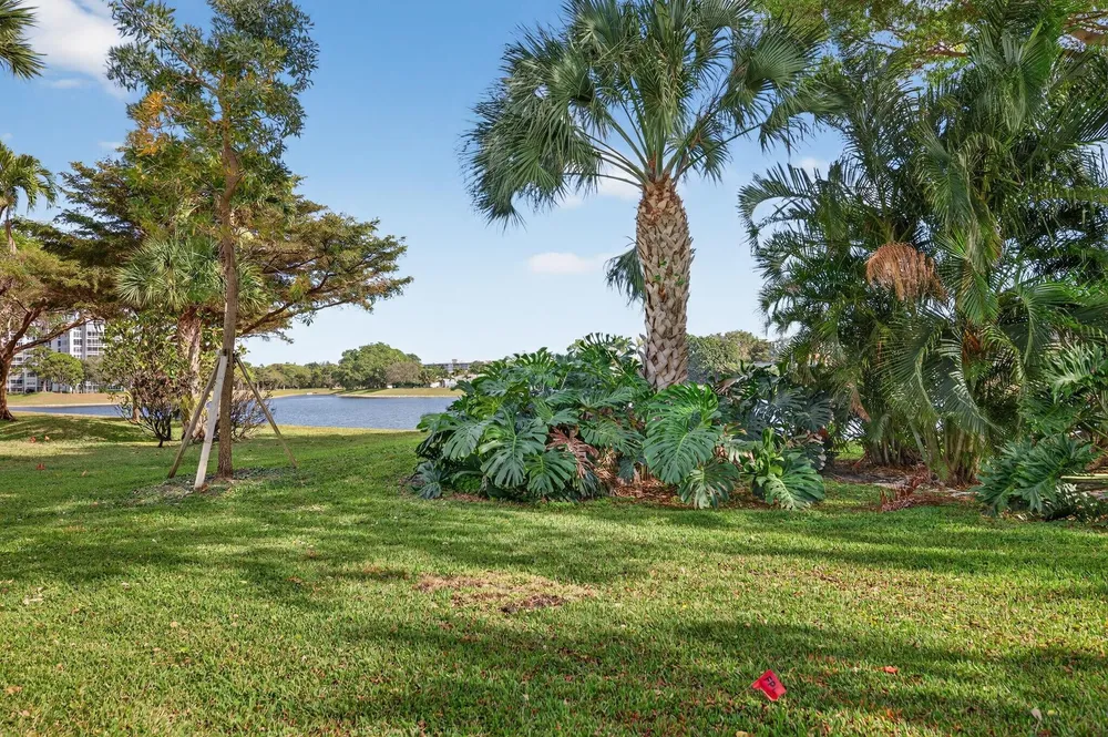 3200 N Course Ln, Pompano Beach, FL 33069