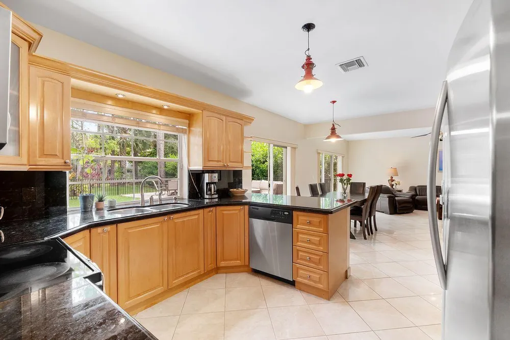 3904 Sanctuary Dr, Coral Springs, FL 33065