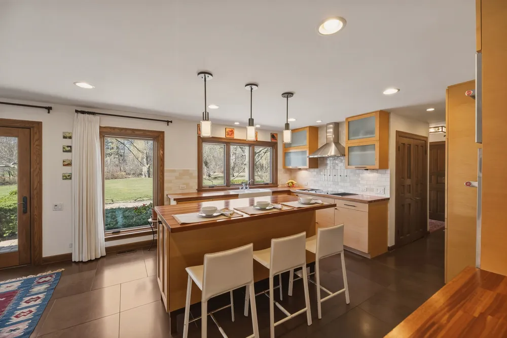 568 Plymouth Dr, Inverness, IL 60067