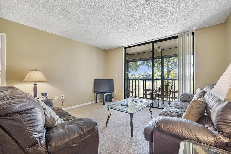 5530 NW 44th St, Lauderhill, FL 33319