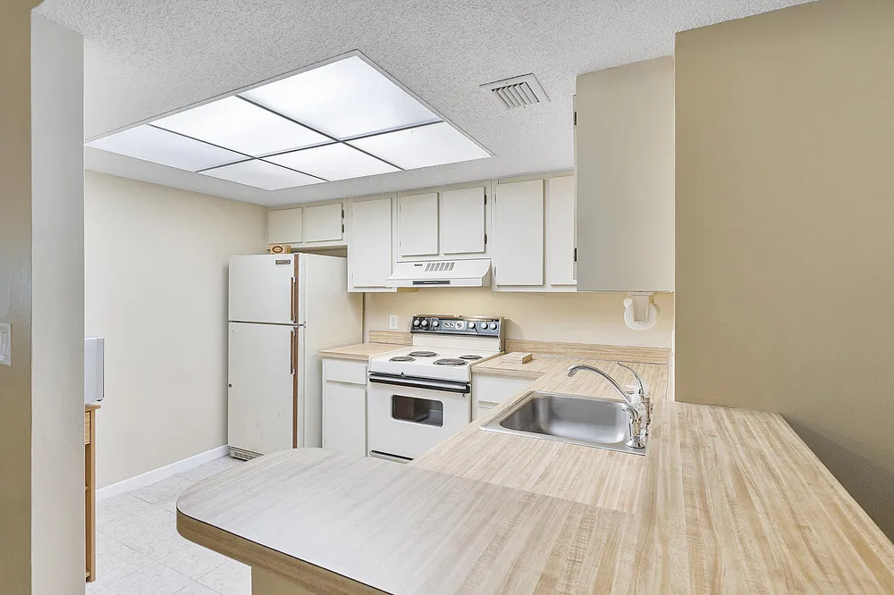 5530 NW 44th St, Lauderhill, FL 33319