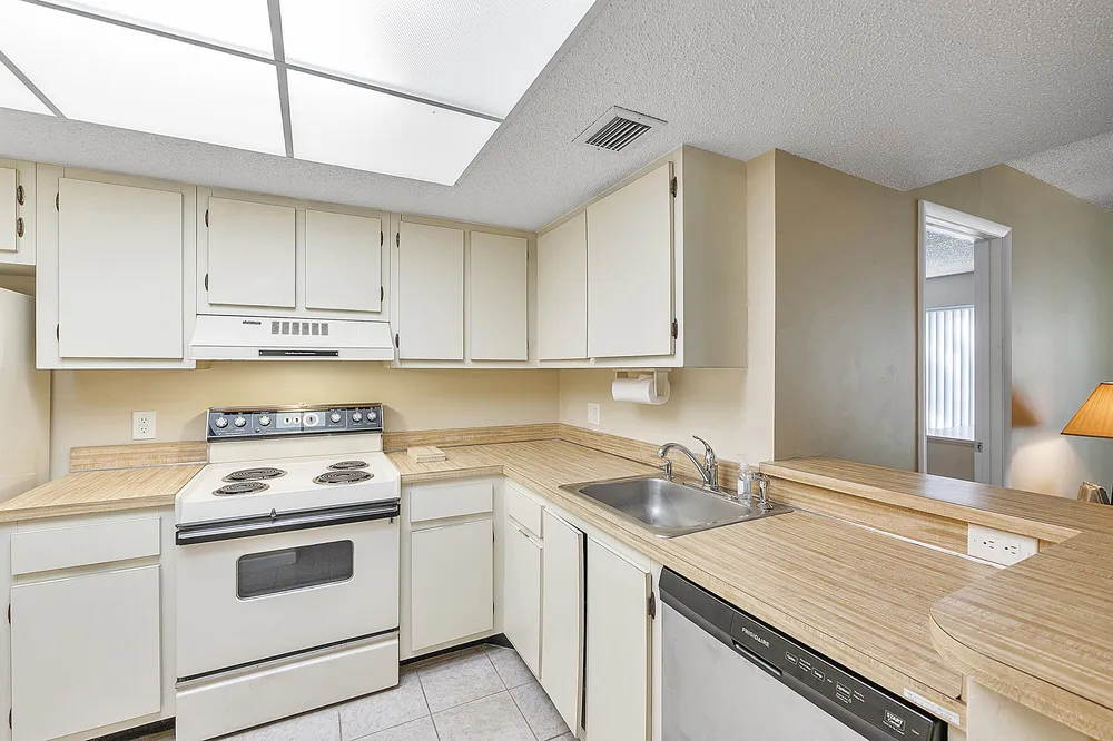 5530 NW 44th St, Lauderhill, FL 33319