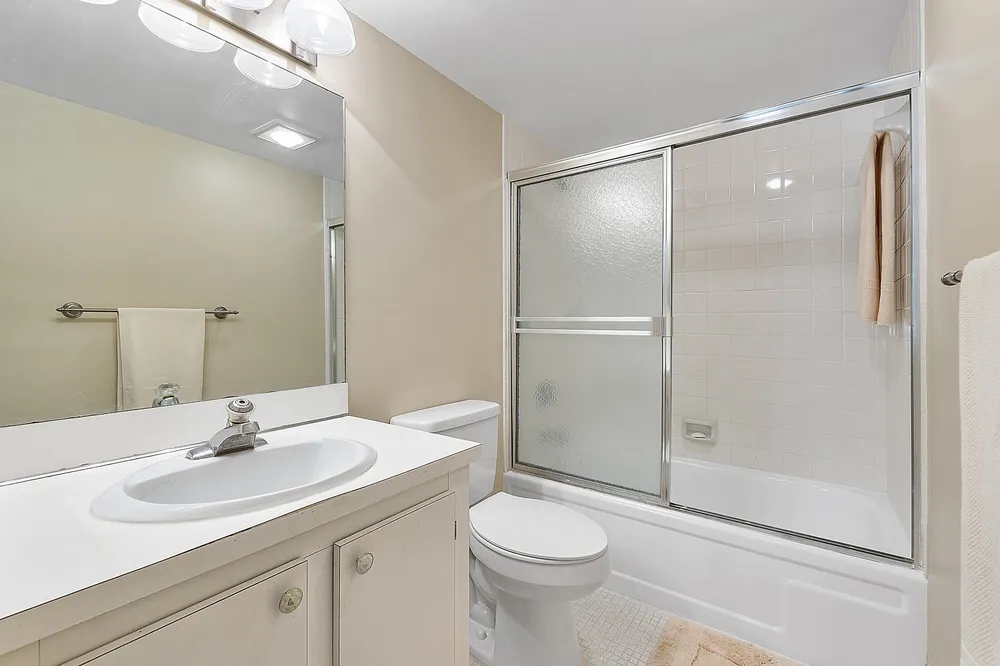 5530 NW 44th St, Lauderhill, FL 33319
