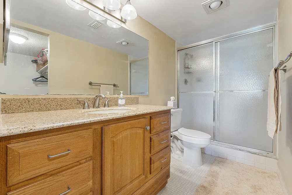 5530 NW 44th St, Lauderhill, FL 33319
