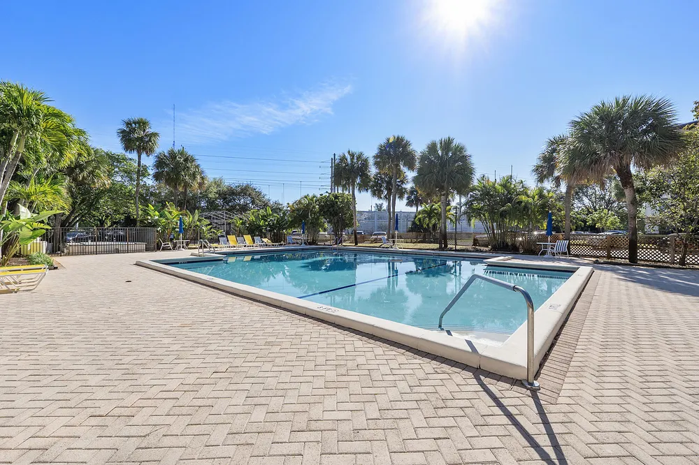 5530 NW 44th St, Lauderhill, FL 33319