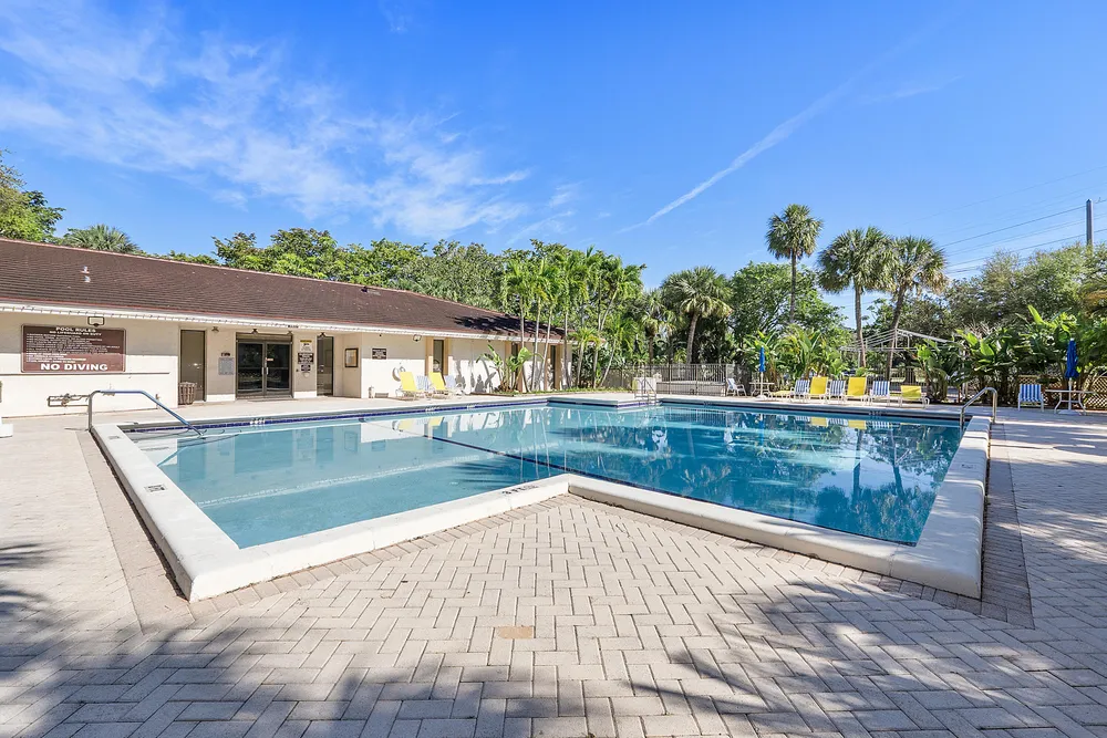 5530 NW 44th St, Lauderhill, FL 33319
