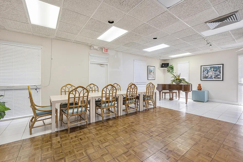 5530 NW 44th St, Lauderhill, FL 33319