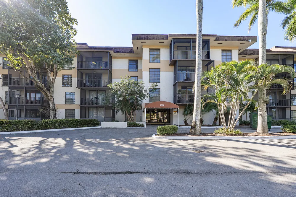 5530 NW 44th St, Lauderhill, FL 33319