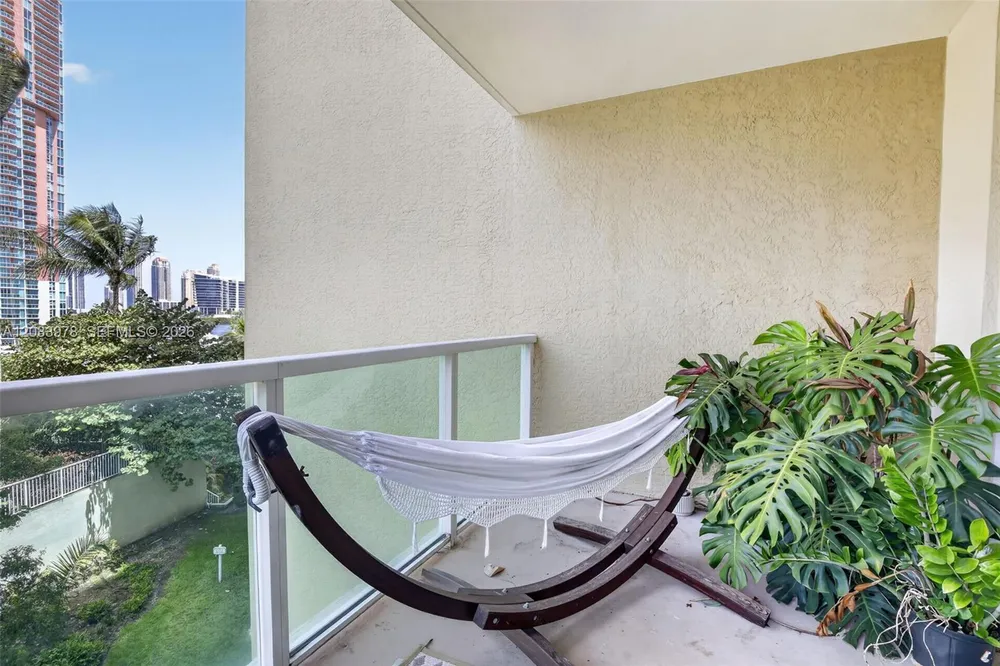 3340 NE 190th St, Aventura, FL 33180