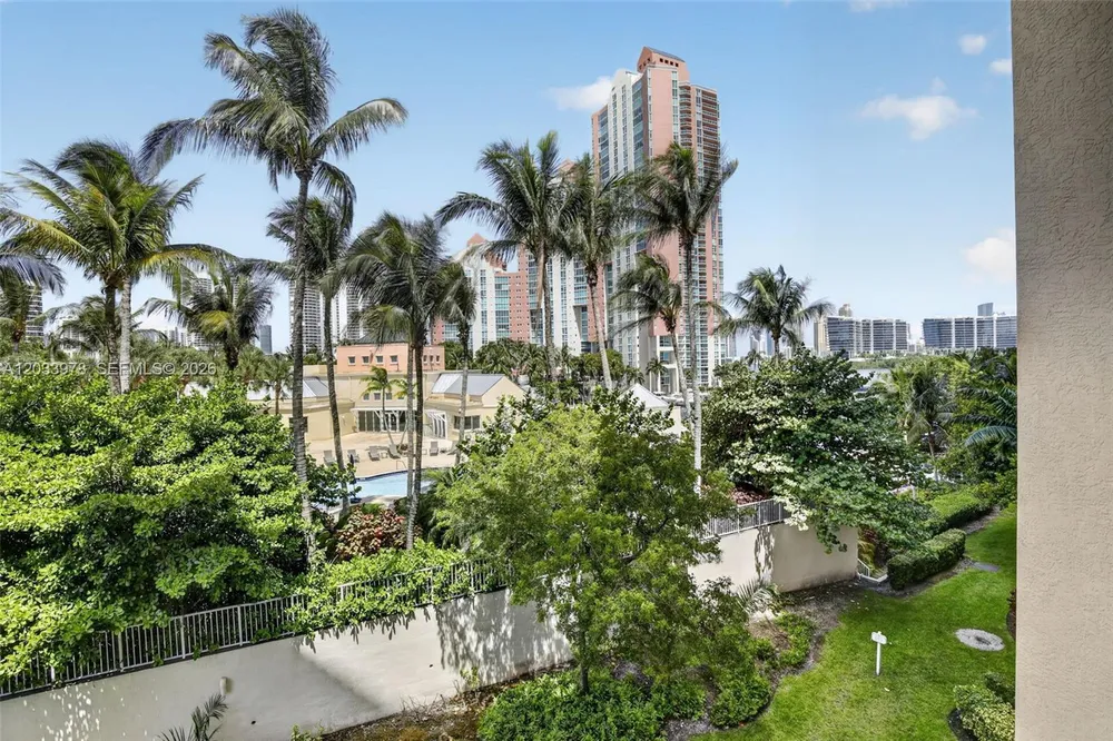 3340 NE 190th St, Aventura, FL 33180