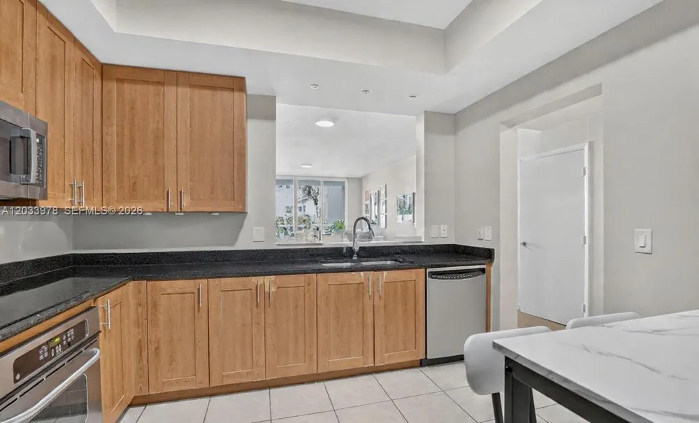 3340 NE 190th St, Aventura, FL 33180
