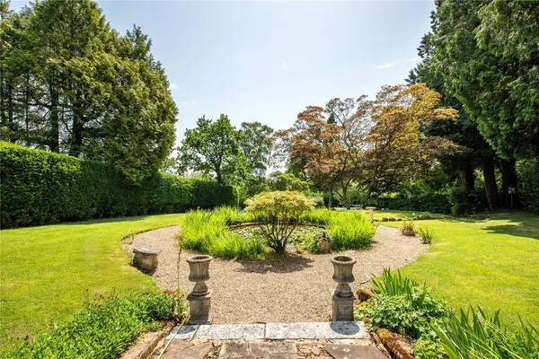 Broome Hall, Coldharbour, RH5 photo 33