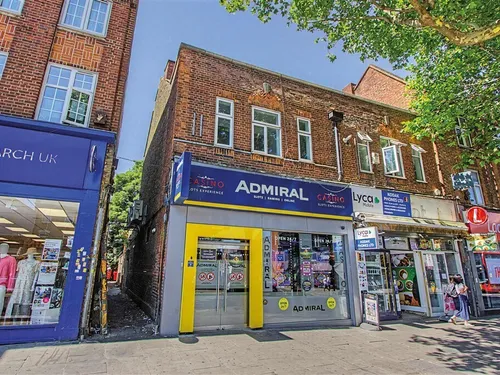 High Road, LONDONphoto
