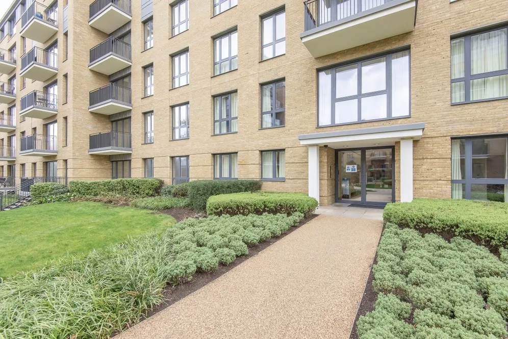 Pinewood Gardens Teddington TW11 photo 9
