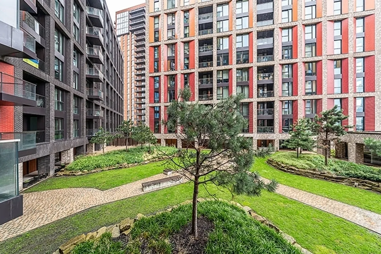 Charles Clowes Walk Nine Elms SW11 photo 13