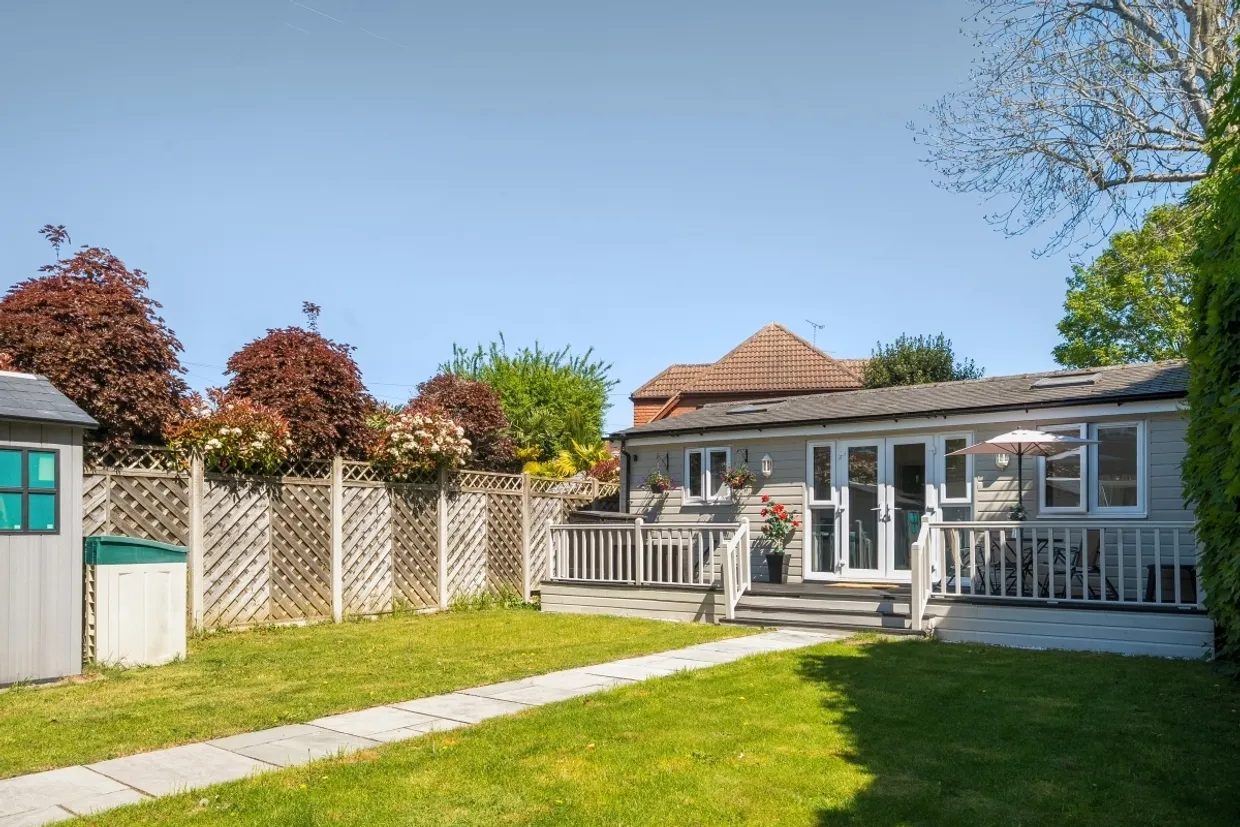 The Avenue Staines-upon-Thames TW19 photo 2