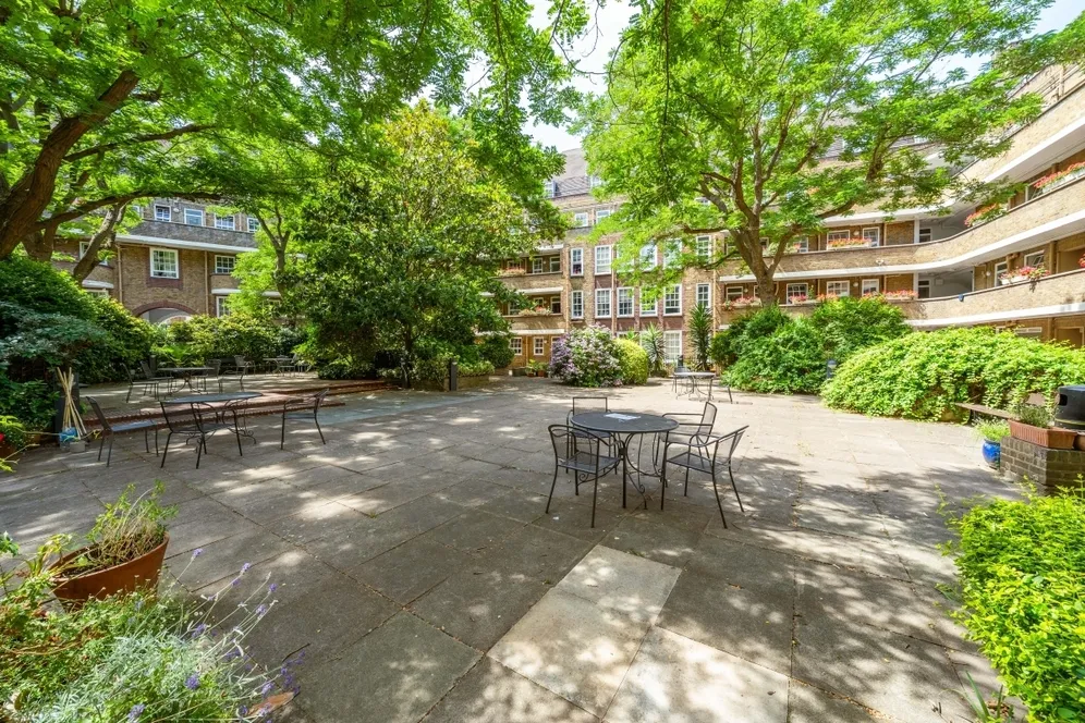 Vicarage Crescent London SW11 photo 2