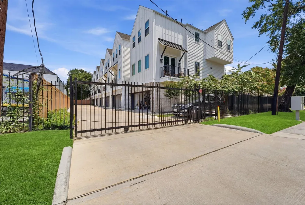 920 Thornton Rd, Houston, TX 77018