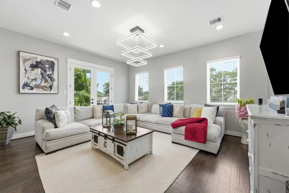 920 Thornton Rd, Houston, TX 77018