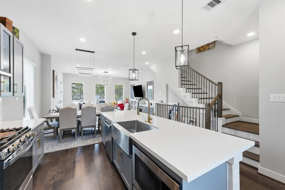 920 Thornton Rd, Houston, TX 77018