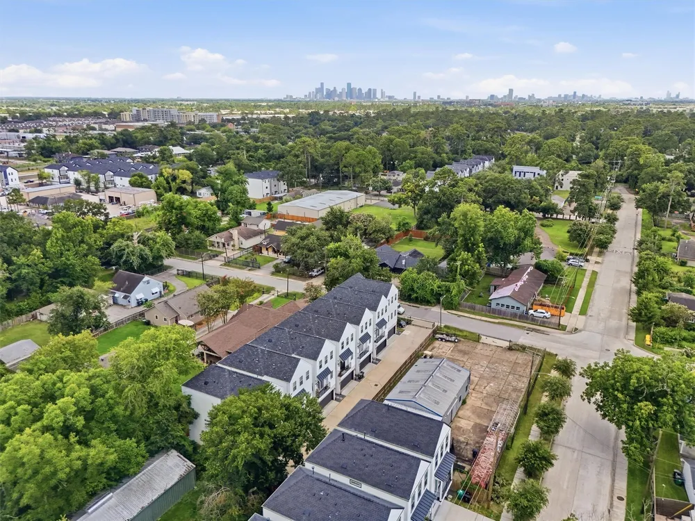 920 Thornton Rd, Houston, TX 77018