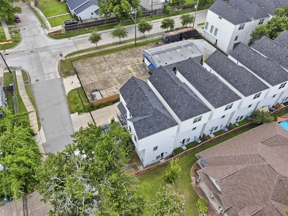 920 Thornton Rd, Houston, TX 77018