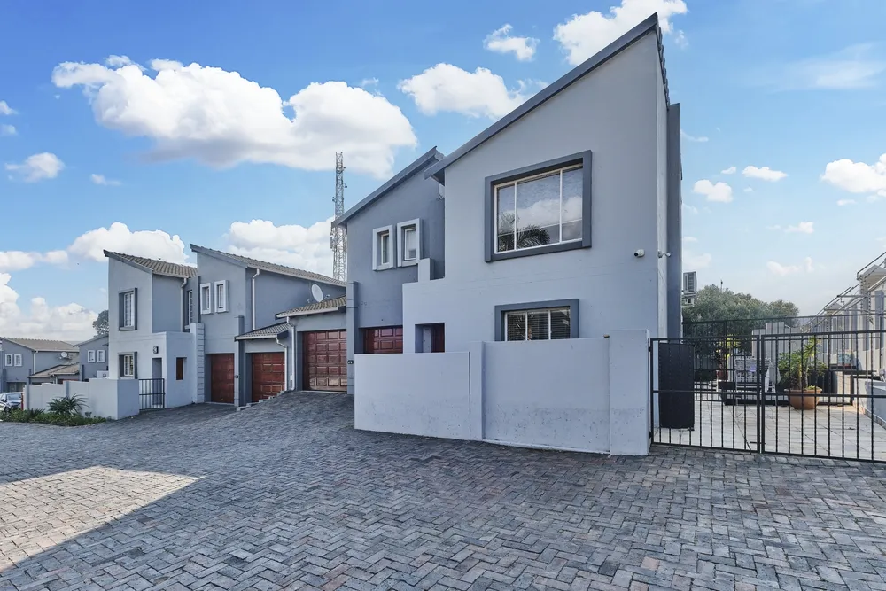 South Africa, Gauteng, Eagle Canyon Golf Estate, Forrest Oaks Avenue, 1116