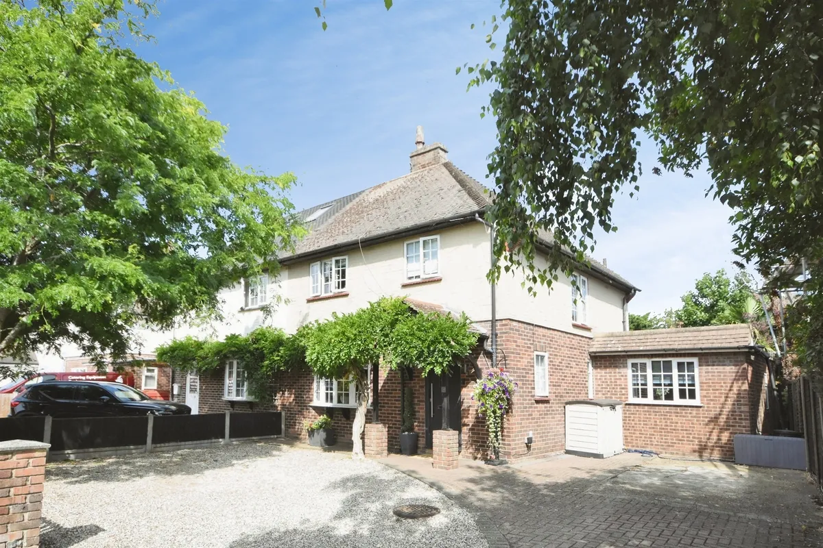 Danes Way, Pilgrims Hatch, BRENTWOOD