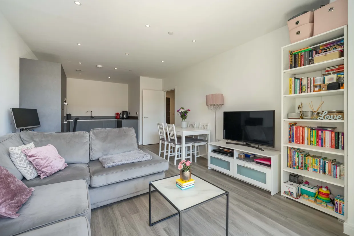 Avenue Road, London, W3 photo 3
