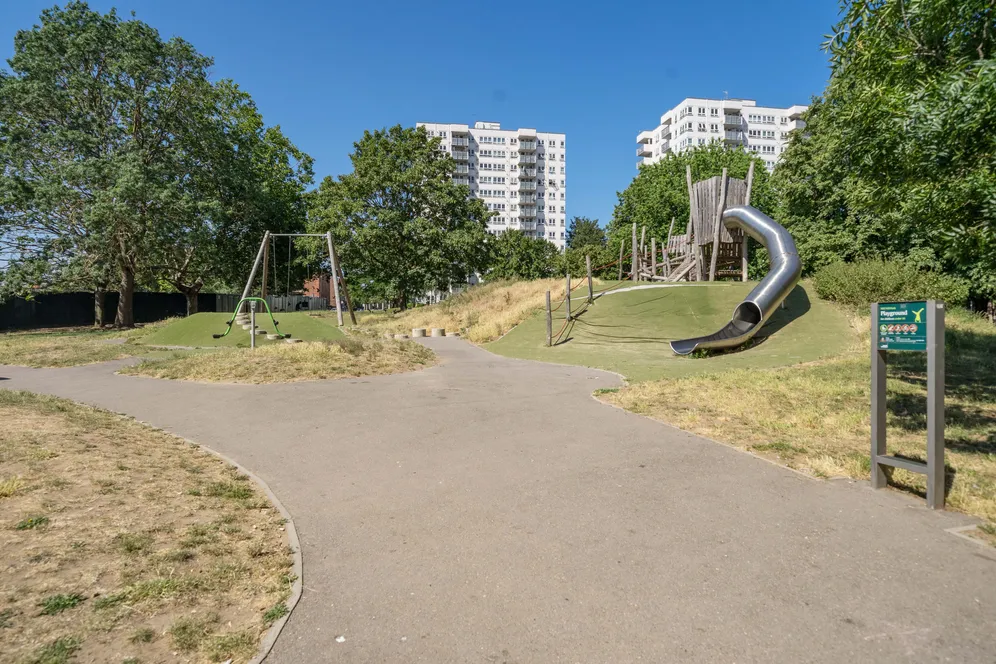 Avenue Road, London, W3 photo 8