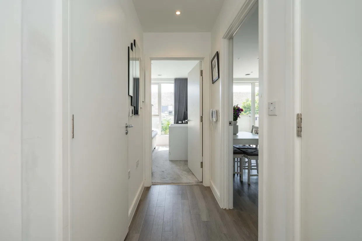 Avenue Road, London, W3 photo 9