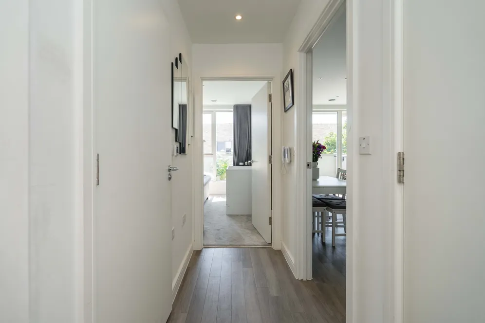 Avenue Road, London, W3 photo 9