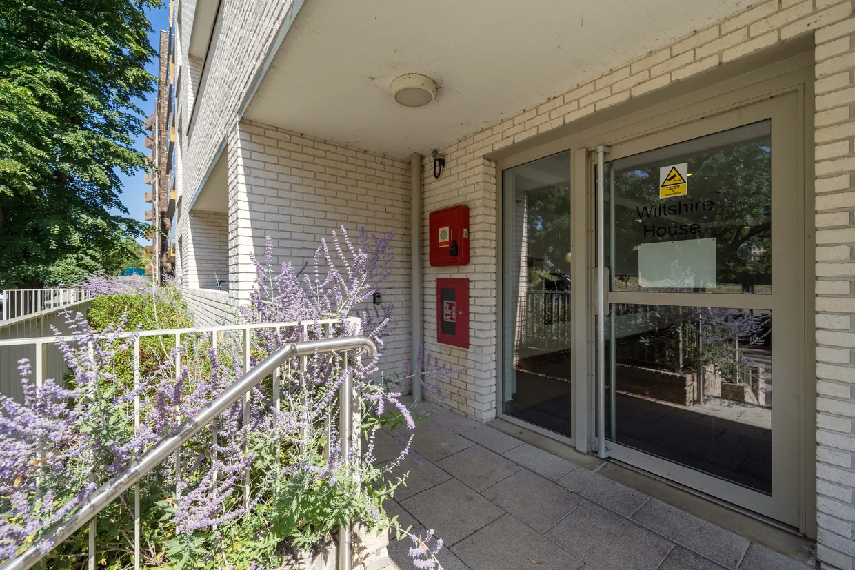 Avenue Road, London, W3 photo 11
